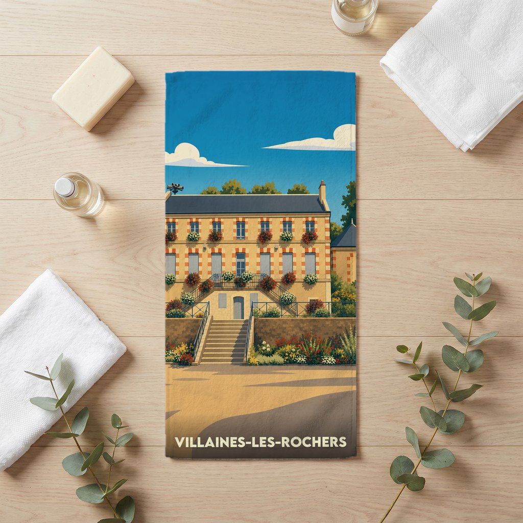 Serviette de bain souvenir de Villaines-les-Rochers illustrée d'un bâtiment fleuri de style traditionnel.