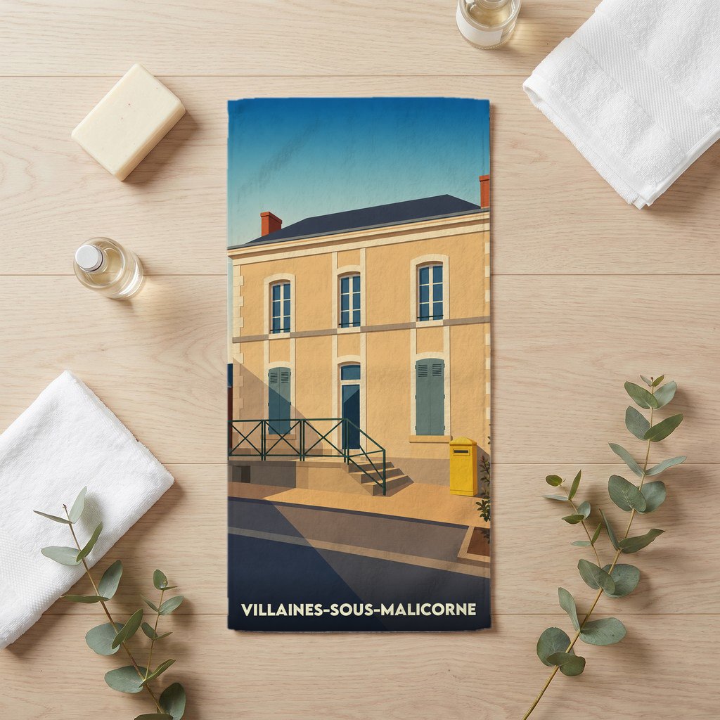 Serviette de bain souvenir de la ville de Villaines-sous-Malicorne avec une illustration stylisée d'un bâtiment typique.