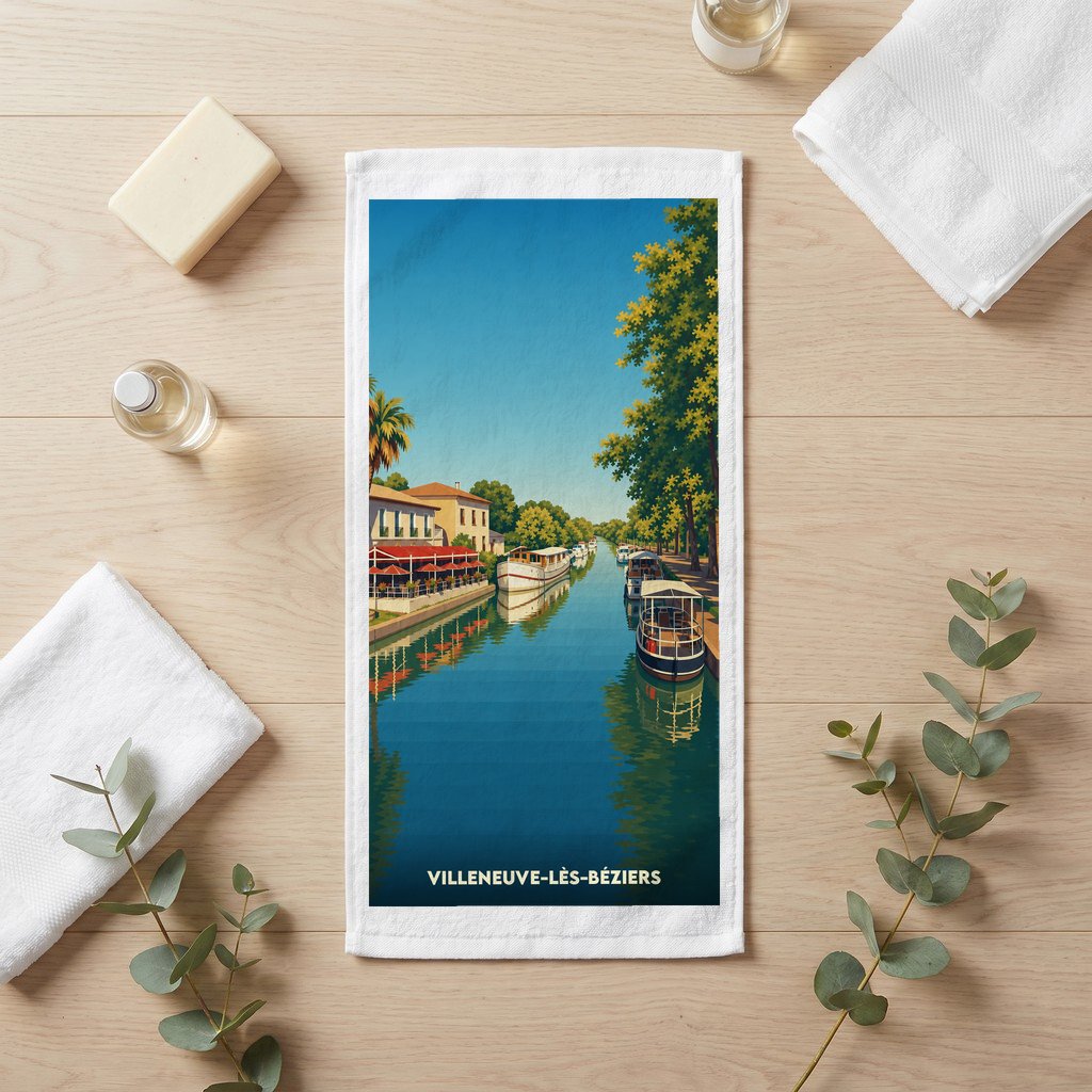 Serviette de bain souvenir de Villeneuve-lès-Béziers illustrée d'une scène de canal avec des péniches.