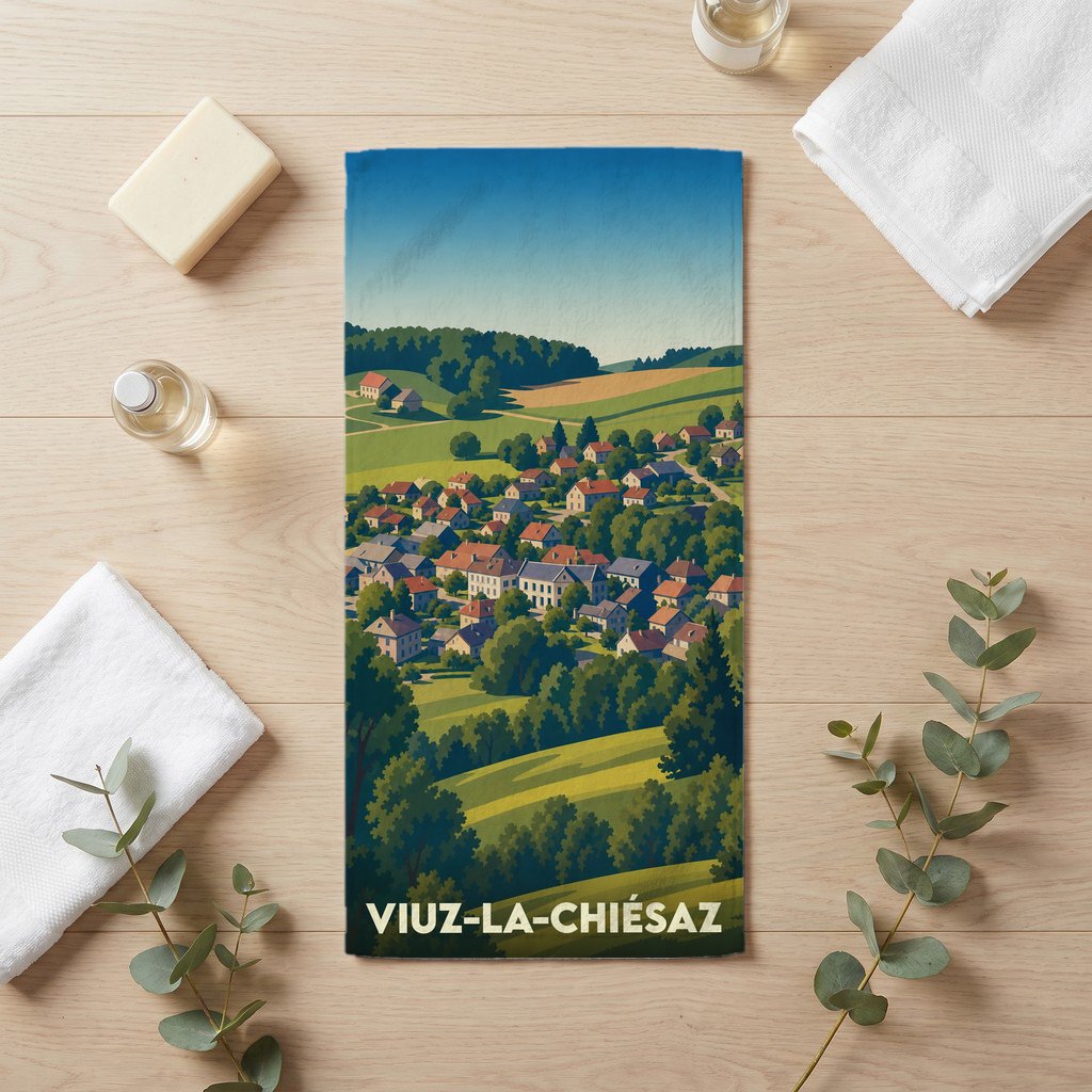 Serviette de bain souvenir de la ville de Viuz-la-Chiésaz avec une illustration paysagère stylisée.