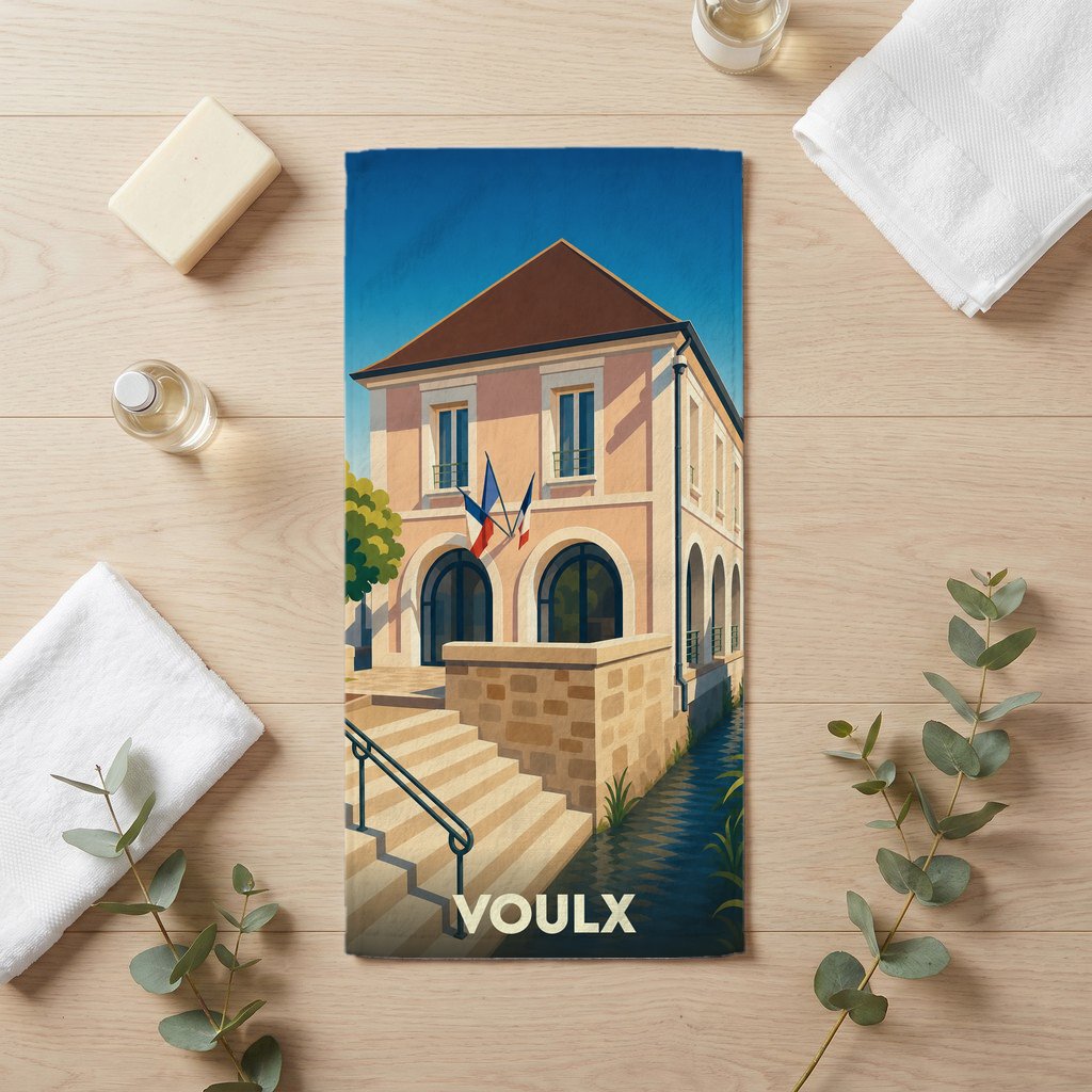 Serviette de bain souvenir de la ville de Voulx avec une illustration stylisée de sa mairie.
