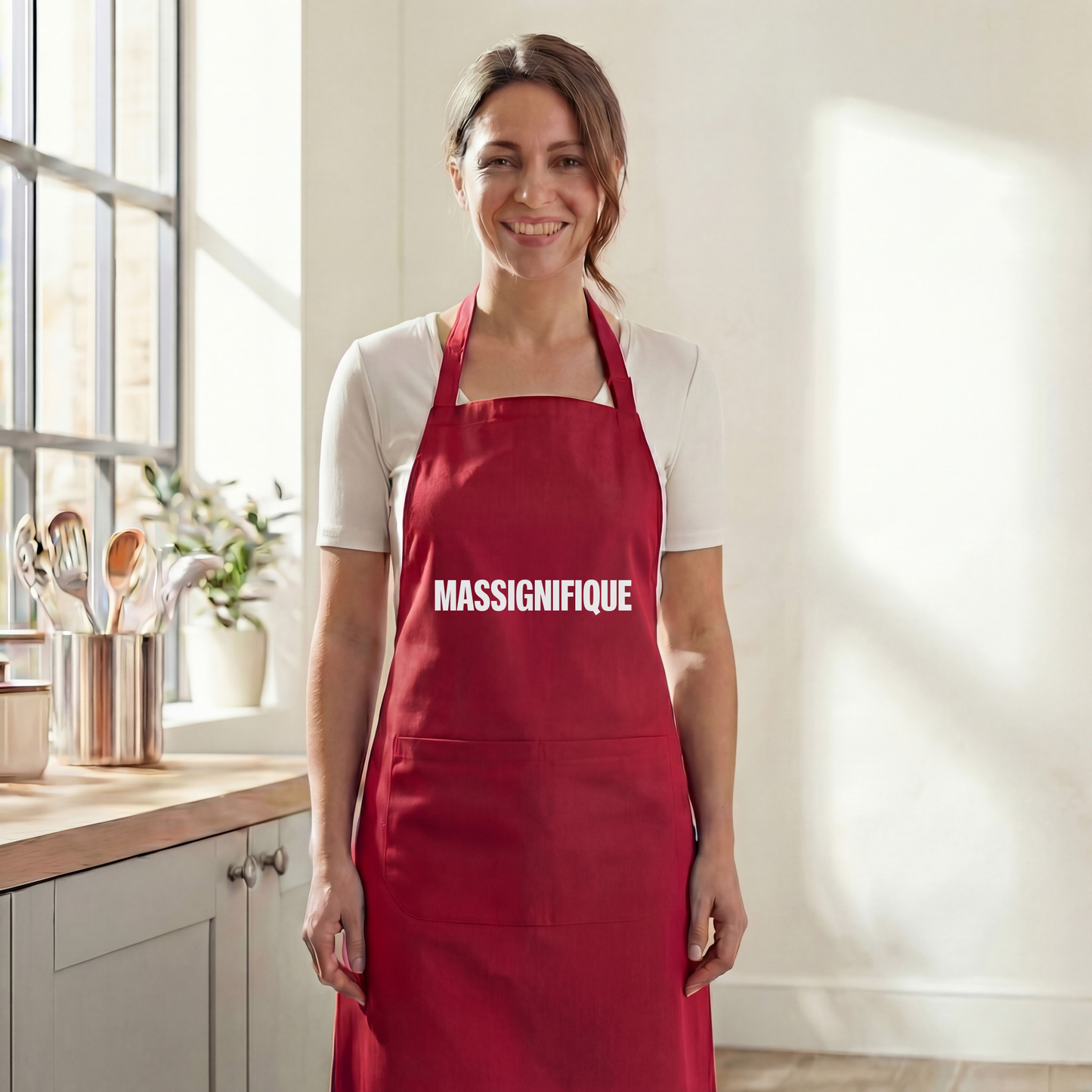 Tablier de cuisine rouge souvenir de la ville de Massignac avec l'inscription « Massignifique ».