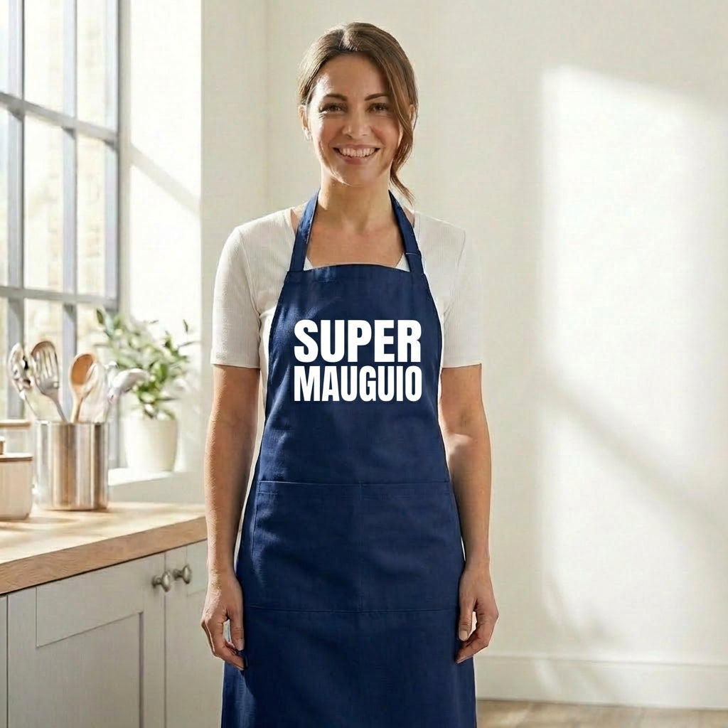Tablier de cuisine bleu marine avec l'inscription « SUPER MAUGUIO » en souvenir de la ville.