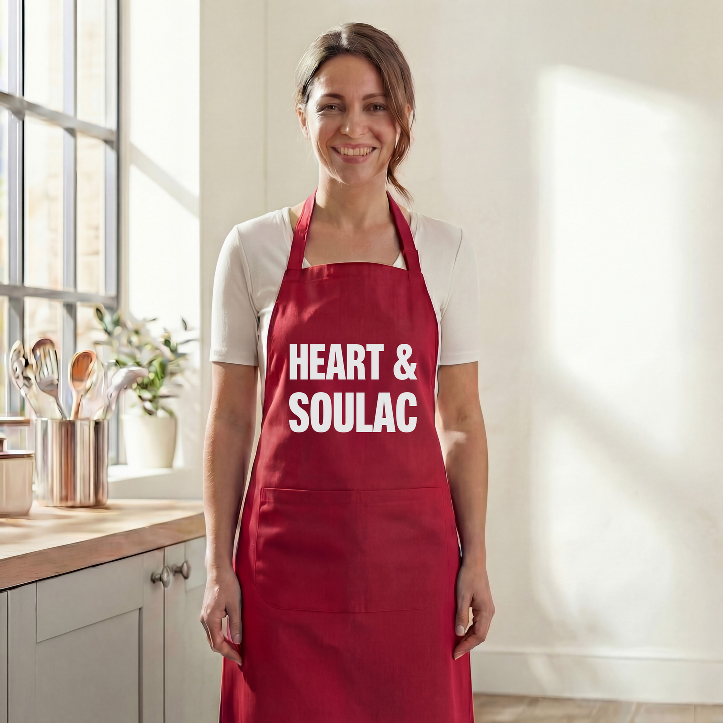 Tablier de cuisine rouge souvenir de Soulac-sur-Mer avec l'inscription « Heart & Soulac ».