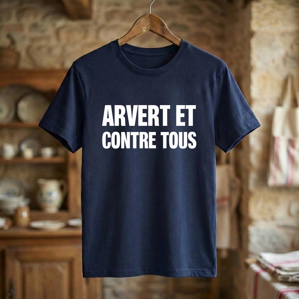 T-shirt bleu marine souvenir de la ville d'Arvert avec l'inscription blanche « Arvert et contre tous ».