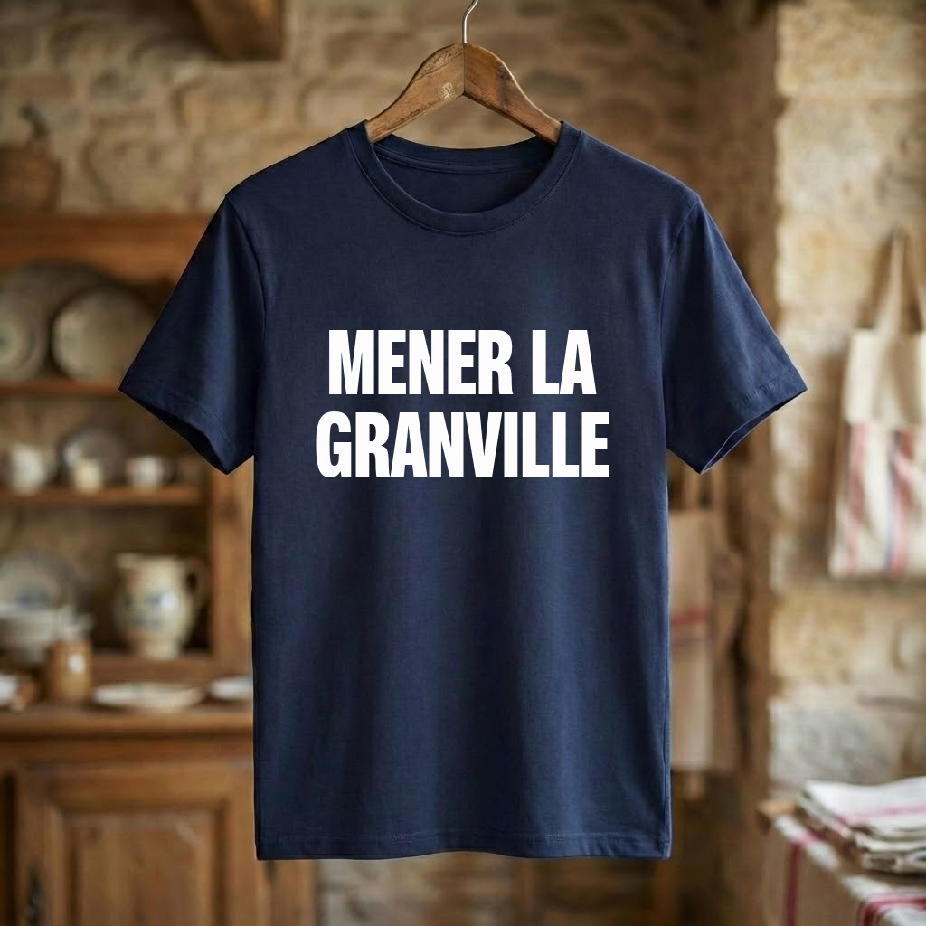 Tee-shirt bleu marine souvenir de la ville de Granville arborant l'inscription « MENER LA GRANVILLE » en lettres blanches.