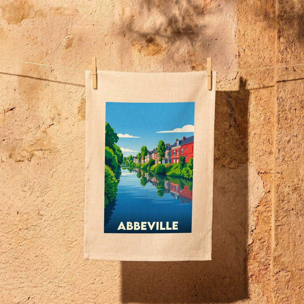 Torchon souvenir de la ville d'Abbeville avec une illustration stylisée de maisons colorées se reflétant dans l'eau.
