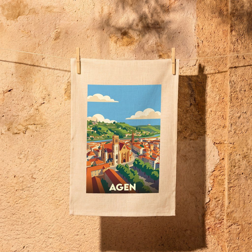 Torchon souvenir de la ville d'Agen avec une illustration colorée et stylisée de son paysage urbain.