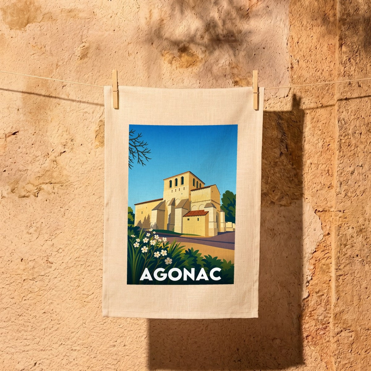 Torchon souvenir de la ville d'Agonac avec une illustration graphique de son église.