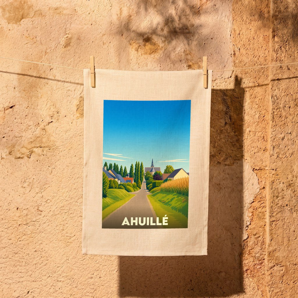 Torchon souvenir de la ville d'Ahuillé avec une illustration stylisée représentant une rue de village menant vers l'église.