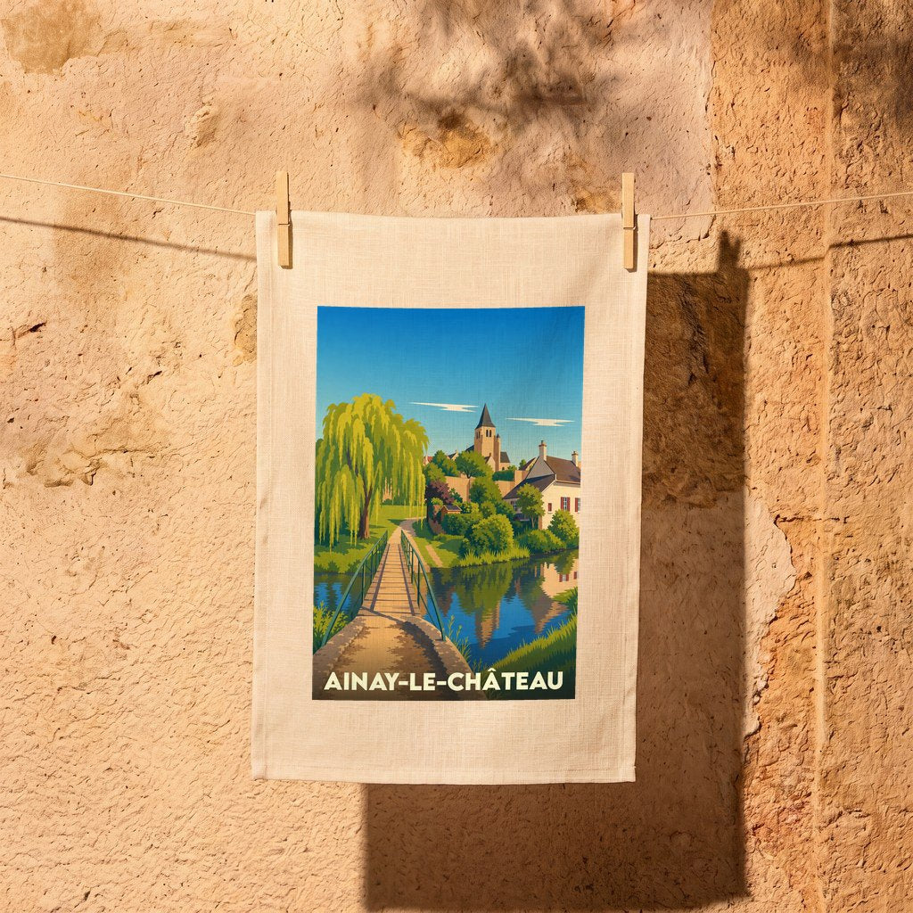 Torchon souvenir de la ville d'Ainay-le-Château avec une illustration stylisée.