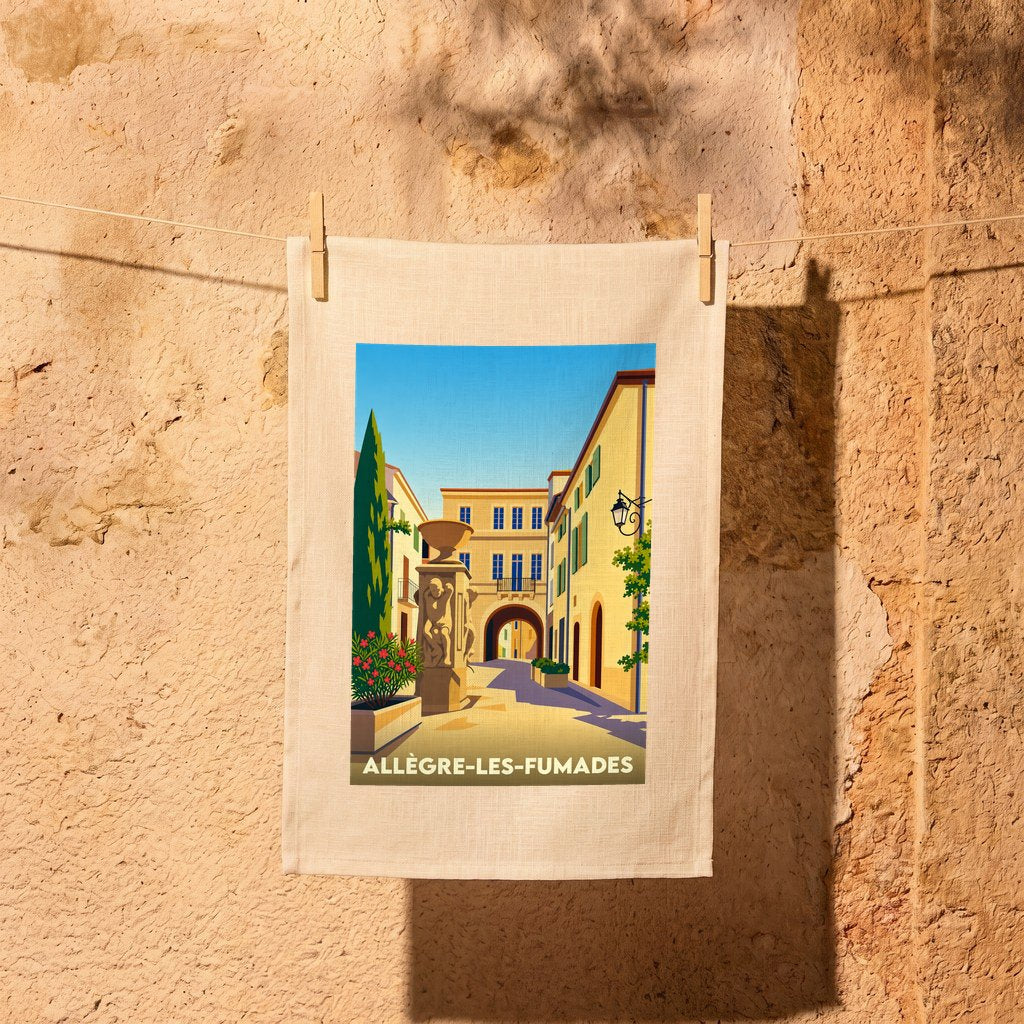 Torchon souvenir de la ville d'Allègre-les-Fumades avec une illustration stylisée d'une place ensoleillée.