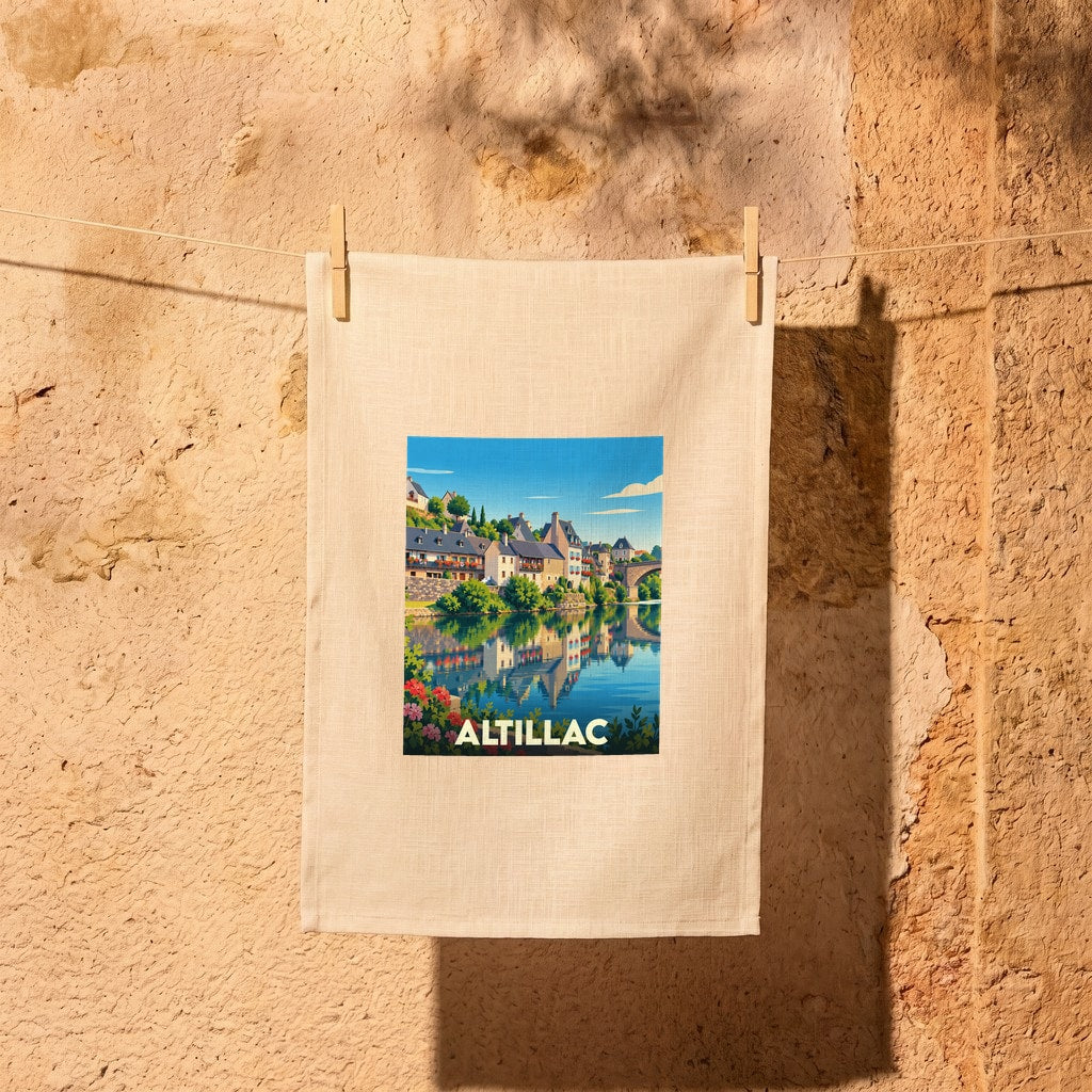 Torchon souvenir de la ville d'Altillac avec une illustration colorée et stylisée de ses quais.