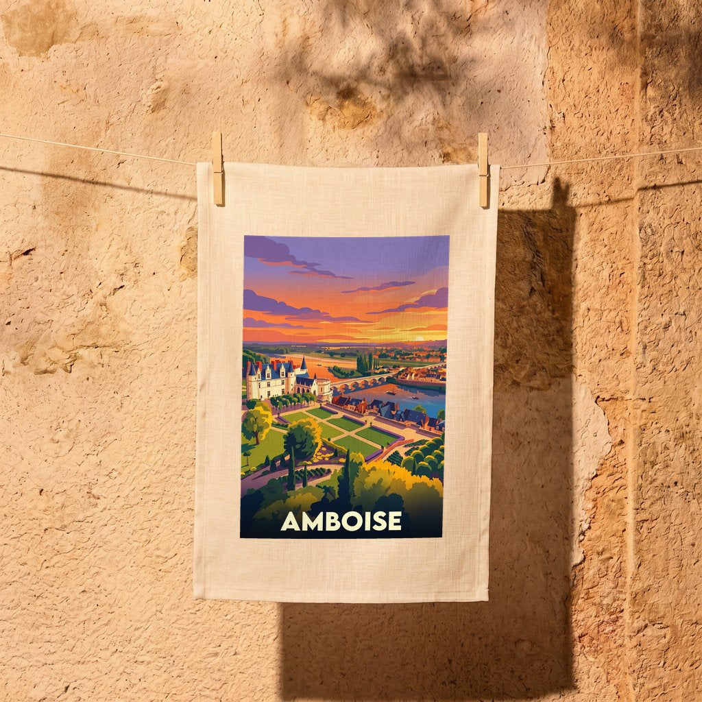 Torchon souvenir de la ville d’Amboise avec une illustration stylisée du château et du pont au coucher du soleil.