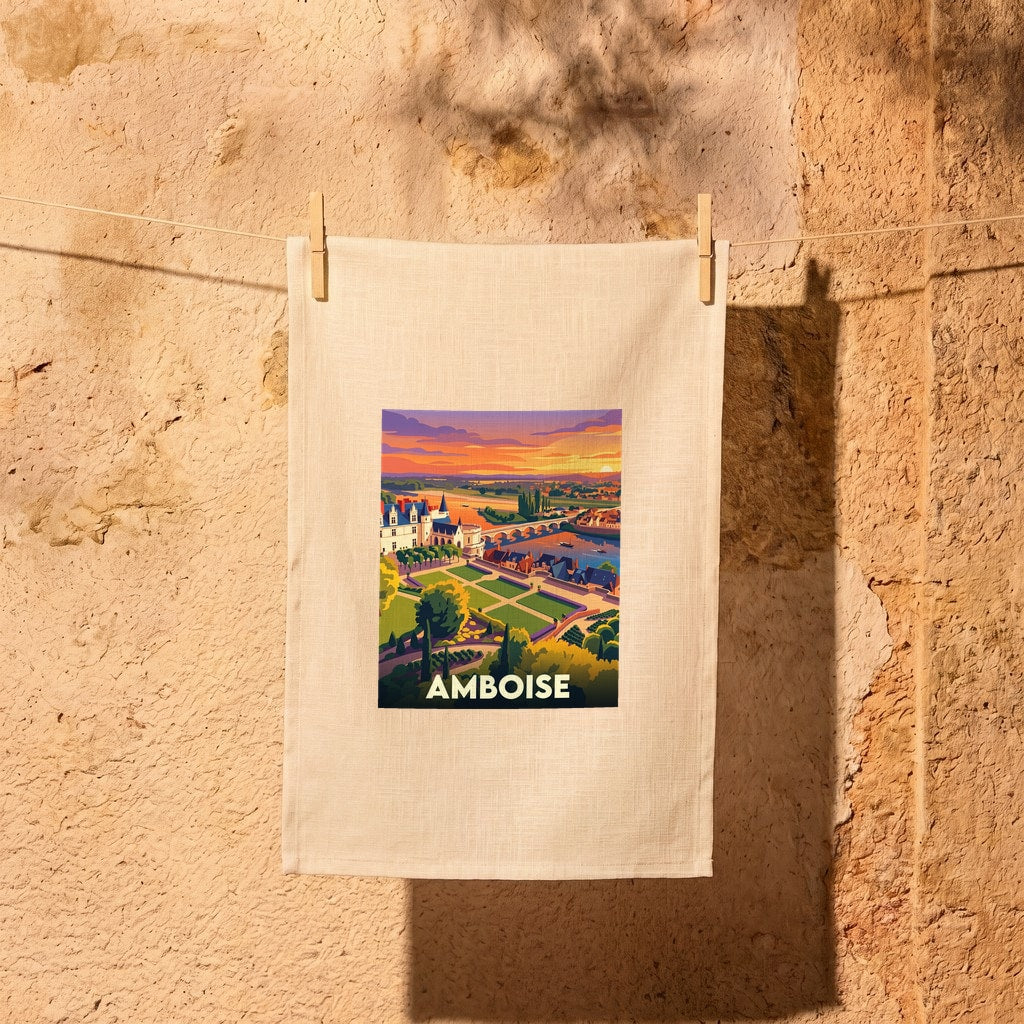 Torchon souvenir de la ville d’Amboise avec une illustration stylisée du château et du pont au coucher du soleil.