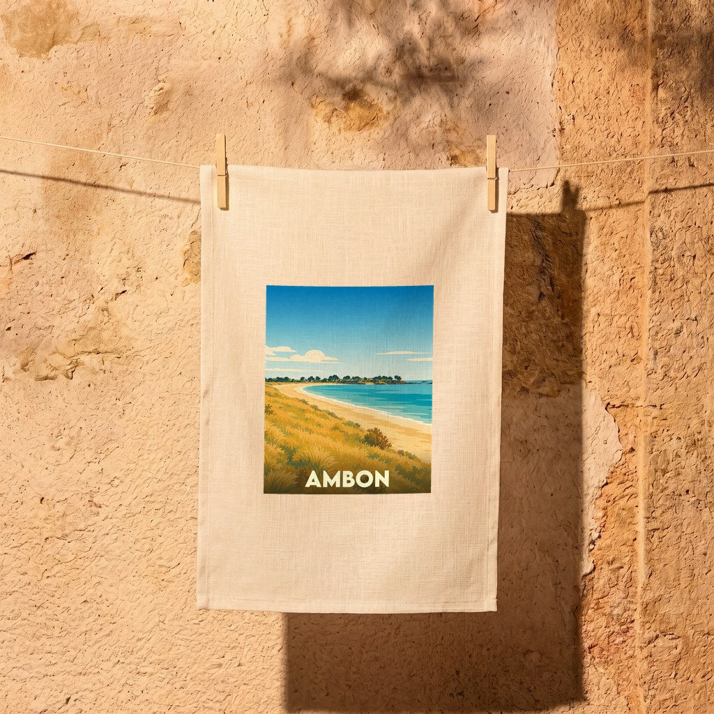 Torchon souvenir de la ville de Ambon avec une illustration stylisée de plage et de dunes.