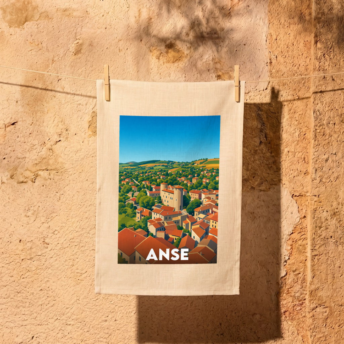 Torchon souvenir de la ville de Anse avec une illustration stylisée de ses paysages et de son château.