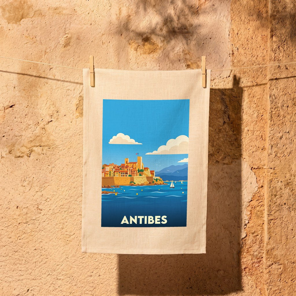 Torchon souvenir de la ville d'Antibes avec une illustration stylisée de son paysage côtier.