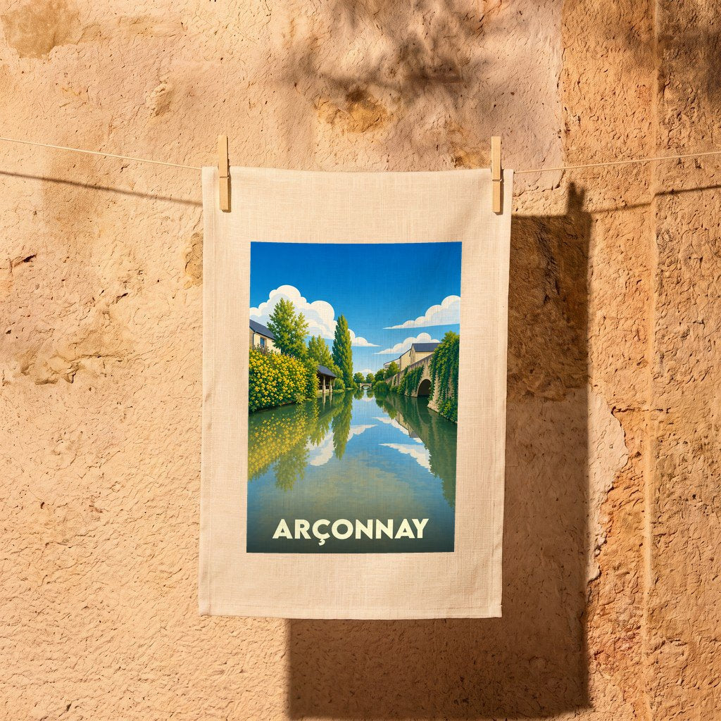 Torchon souvenir de la ville d'Arçonnay avec une illustration stylisée d'un cours d'eau.