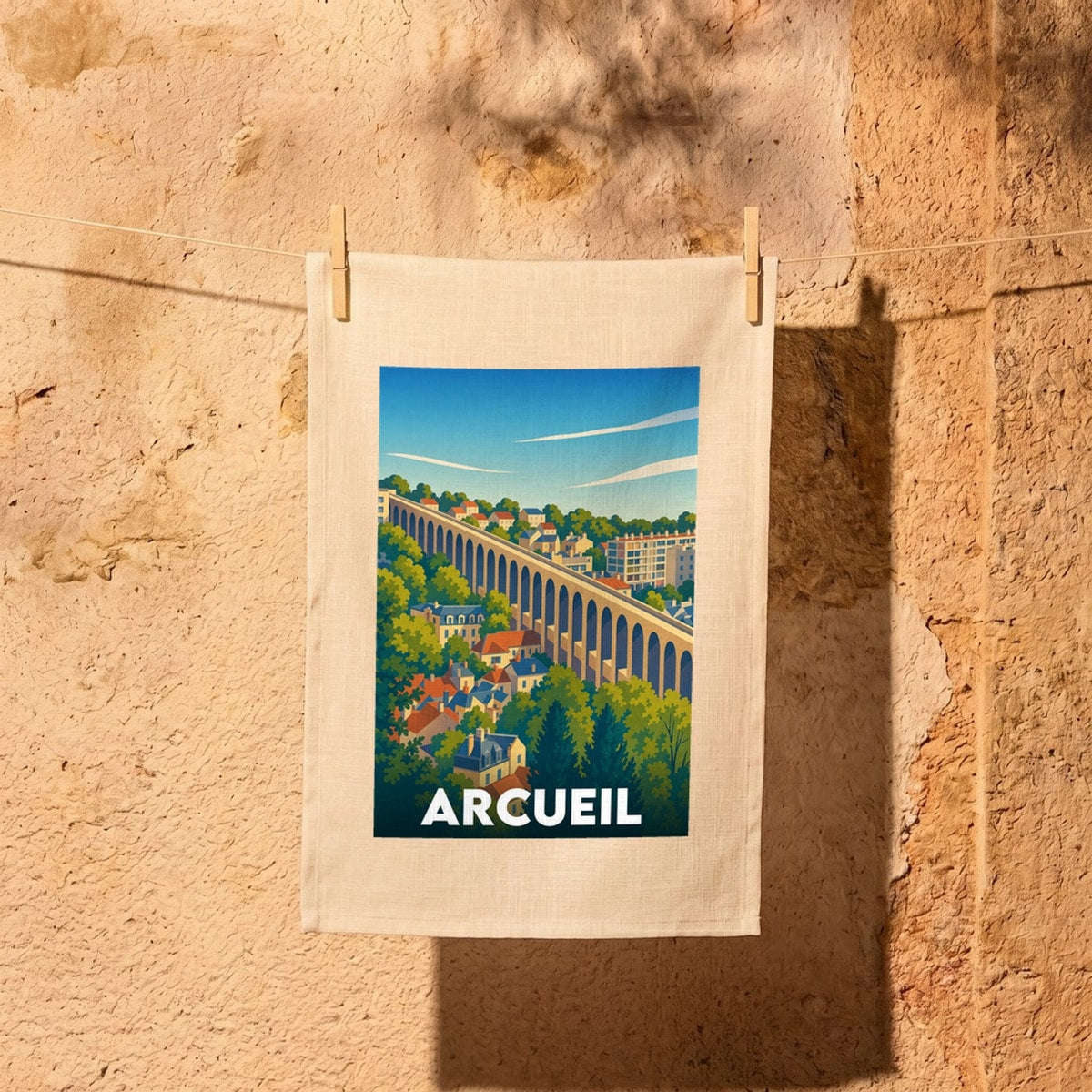 Torchon souvenir de la ville d'Arcueil orné d'une illustration stylisée représentant ses célèbres aqueducs.