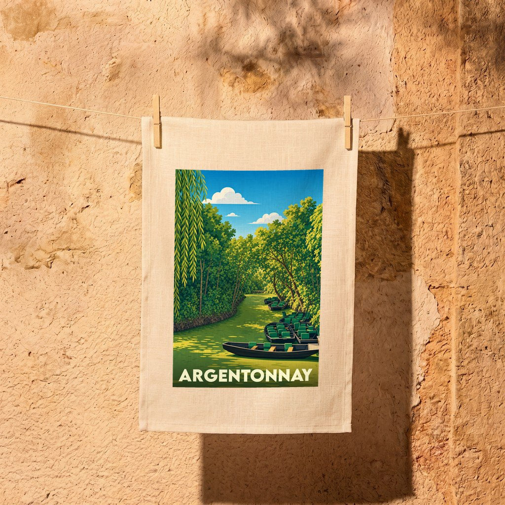 Torchon souvenir de la ville d'Argentonnay avec une illustration stylisée d'une rivière bordée d'arbres et de barques.