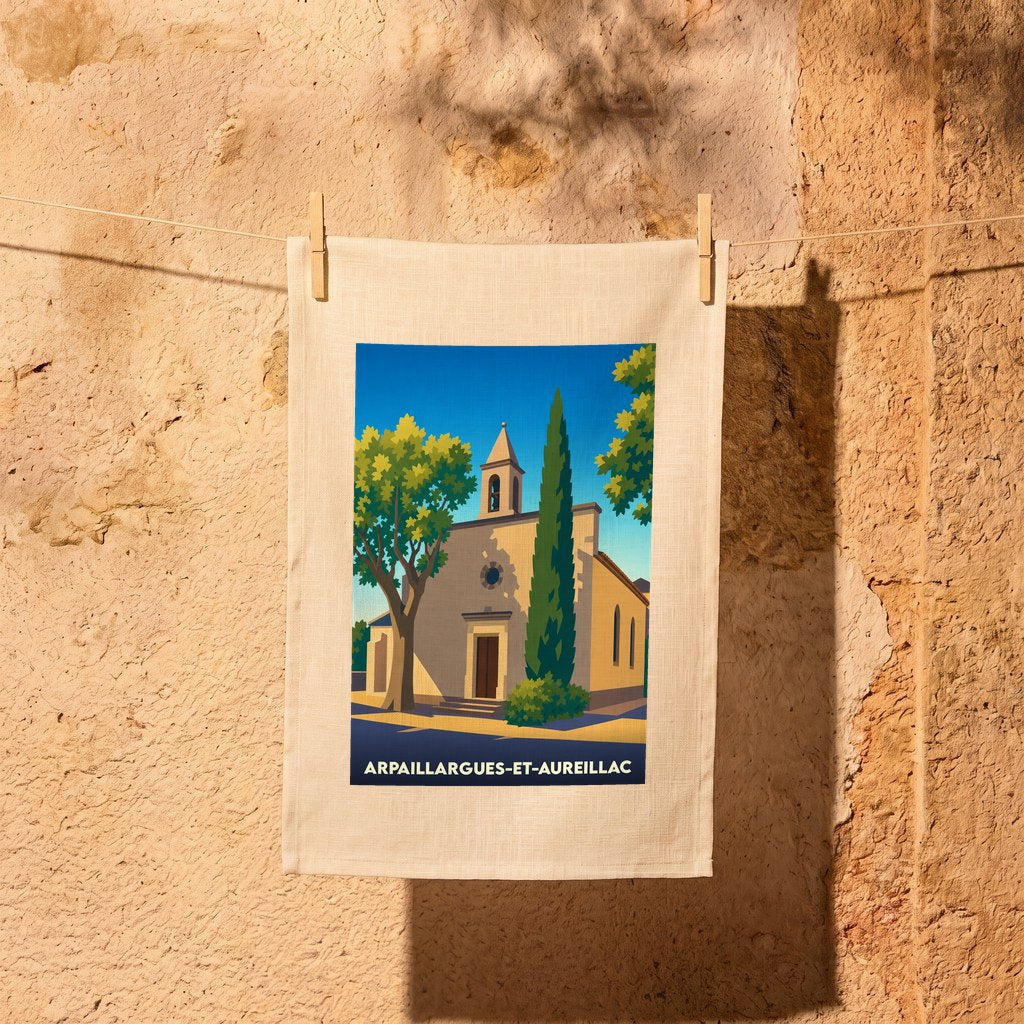Torchon souvenir de la ville d'Arpaillargues-et-Aureillac avec une illustration stylisée de son église sous le soleil.
