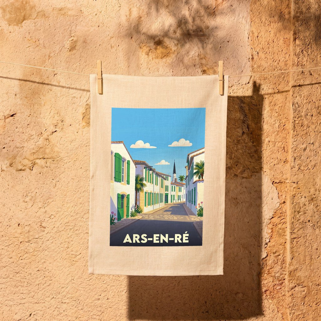 Torchon souvenir de la ville d'Ars-en-Ré avec une illustration stylisée d'une ruelle typique.