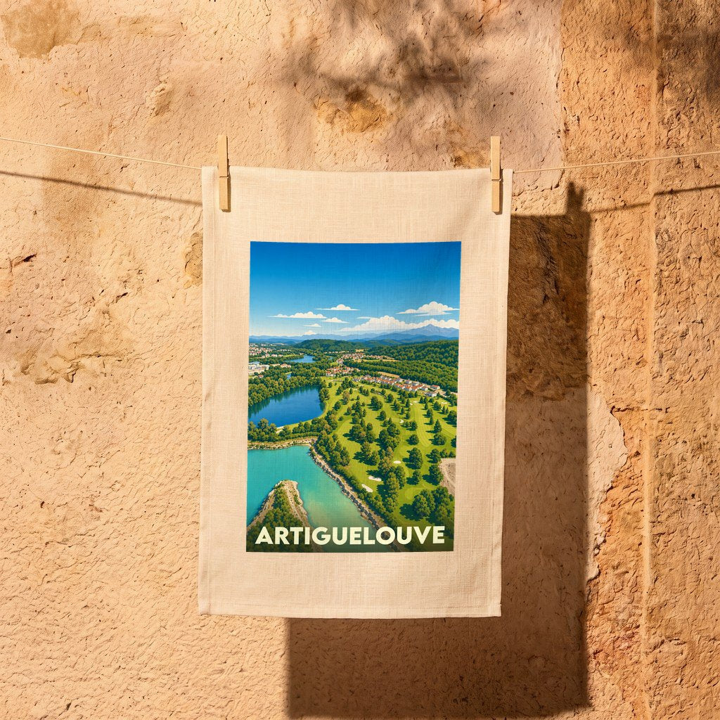 Torchon souvenir de la ville d'Artiguelouve avec une illustration stylisée de son paysage.