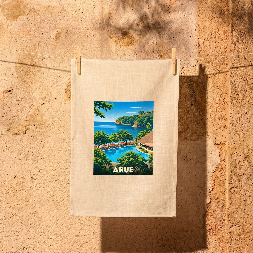 Torchon souvenir de la ville d'Arue avec une illustration colorée de paysage côtier tropical.