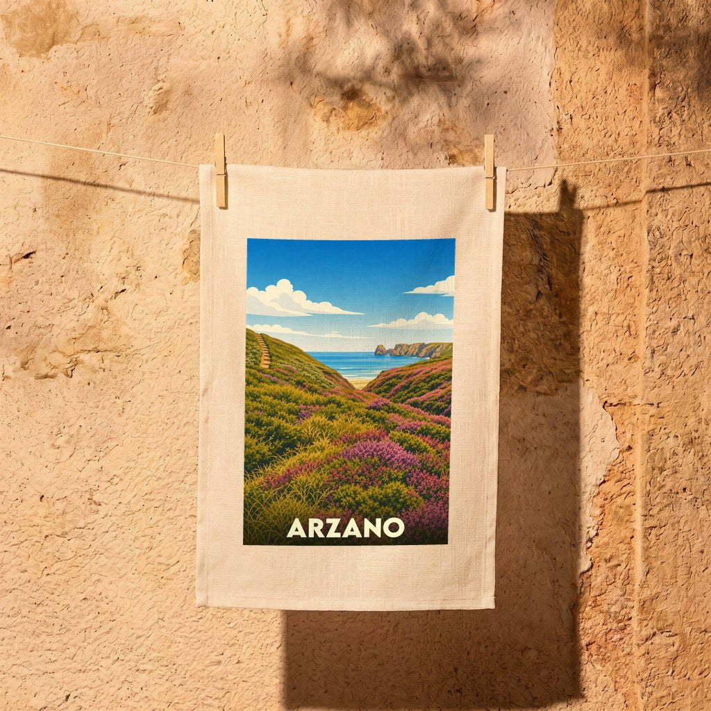 Torchon souvenir de la ville d'Arzano avec une illustration stylisée d'un paysage côtier fleuri.