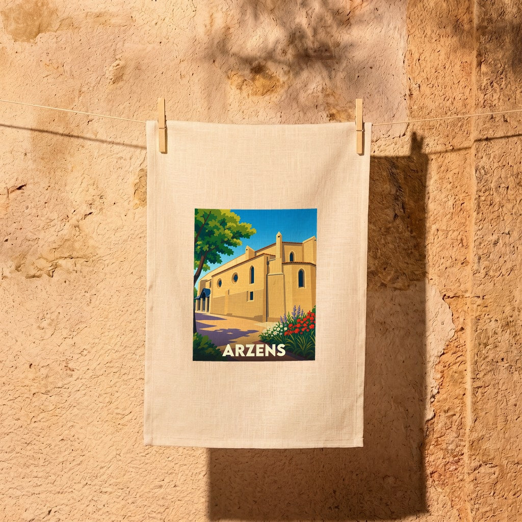 Torchon souvenir de la ville d'Arzens avec une illustration stylisée d'un bâtiment historique et de son jardin.