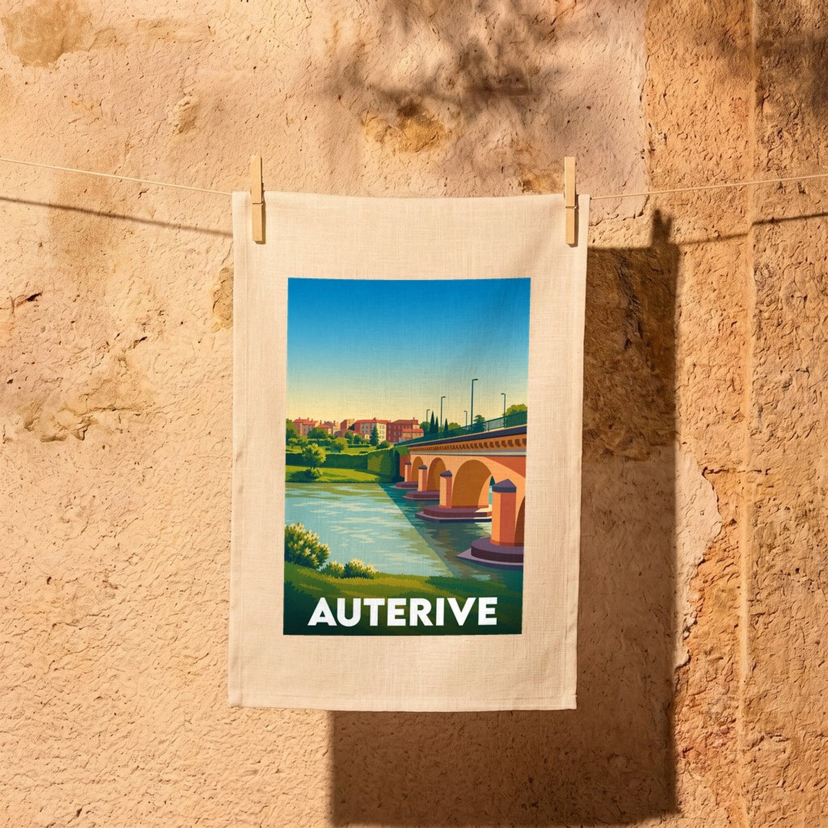 Torchon souvenir de la ville d'Auterive avec une illustration stylisée représentant son pont emblématique sur l'Ariège.