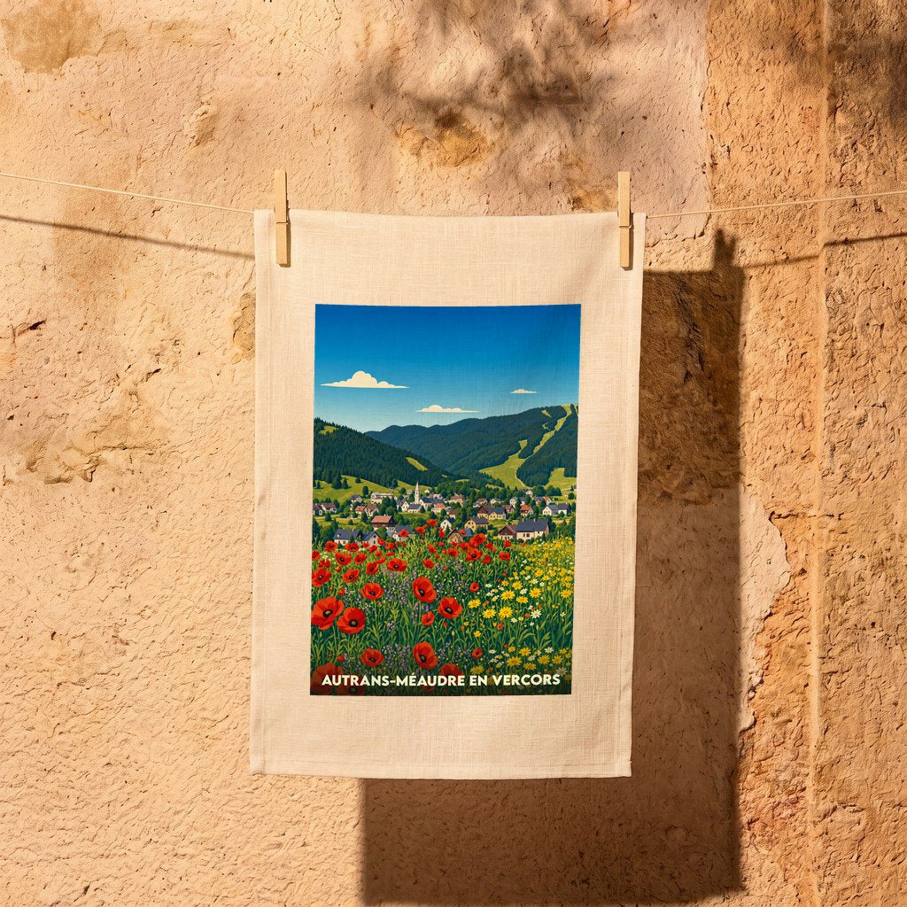 Torchon souvenir de la commune d'Autrans-Méaudre en Vercors orné d'une illustration stylisée de son paysage montagnard et champêtre.