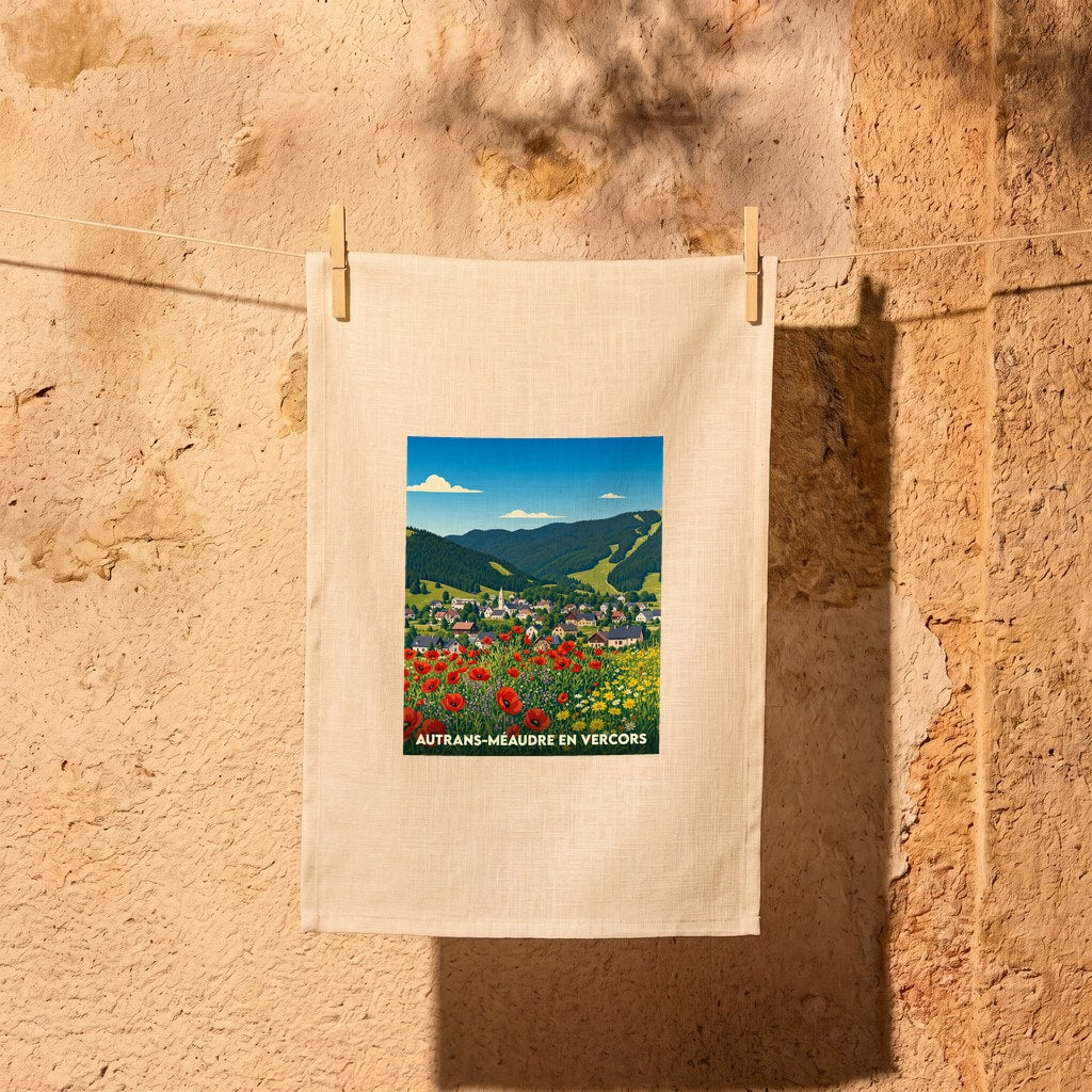 Torchon souvenir de la commune d'Autrans-Méaudre en Vercors orné d'une illustration stylisée de son paysage montagnard et champêtre.