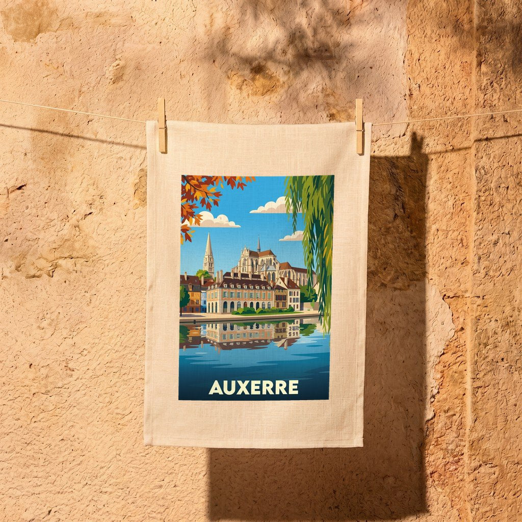 Torchon souvenir de la ville d'Auxerre avec une illustration stylisée de ses monuments au bord de l'eau.