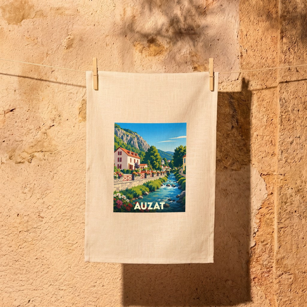 Torchon souvenir de la ville de Auzat illustré d'un paysage montagneux et d'une rivière.