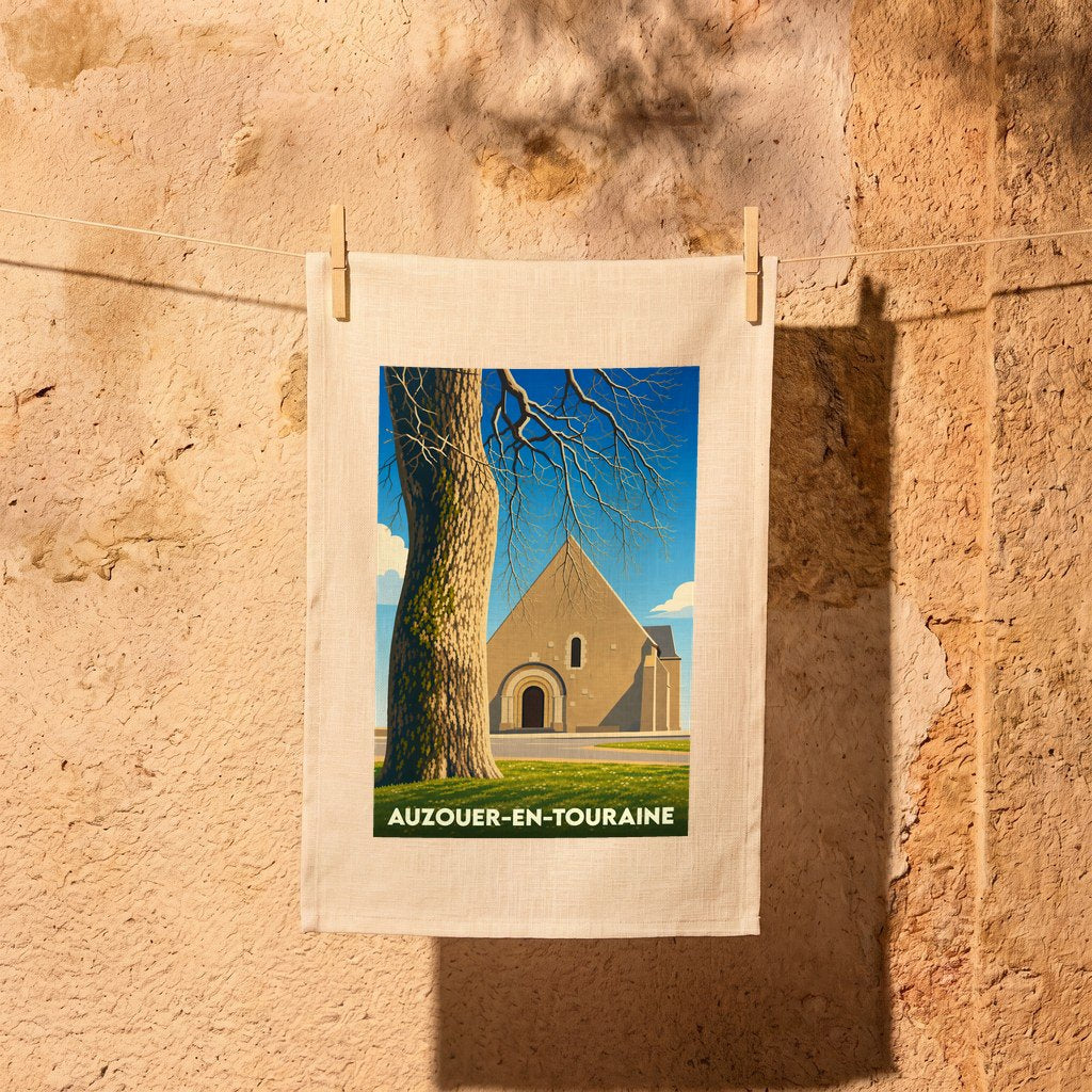 Torchon souvenir de la ville d'Auzouer-en-Touraine avec une illustration stylisée de son église derrière un grand arbre.