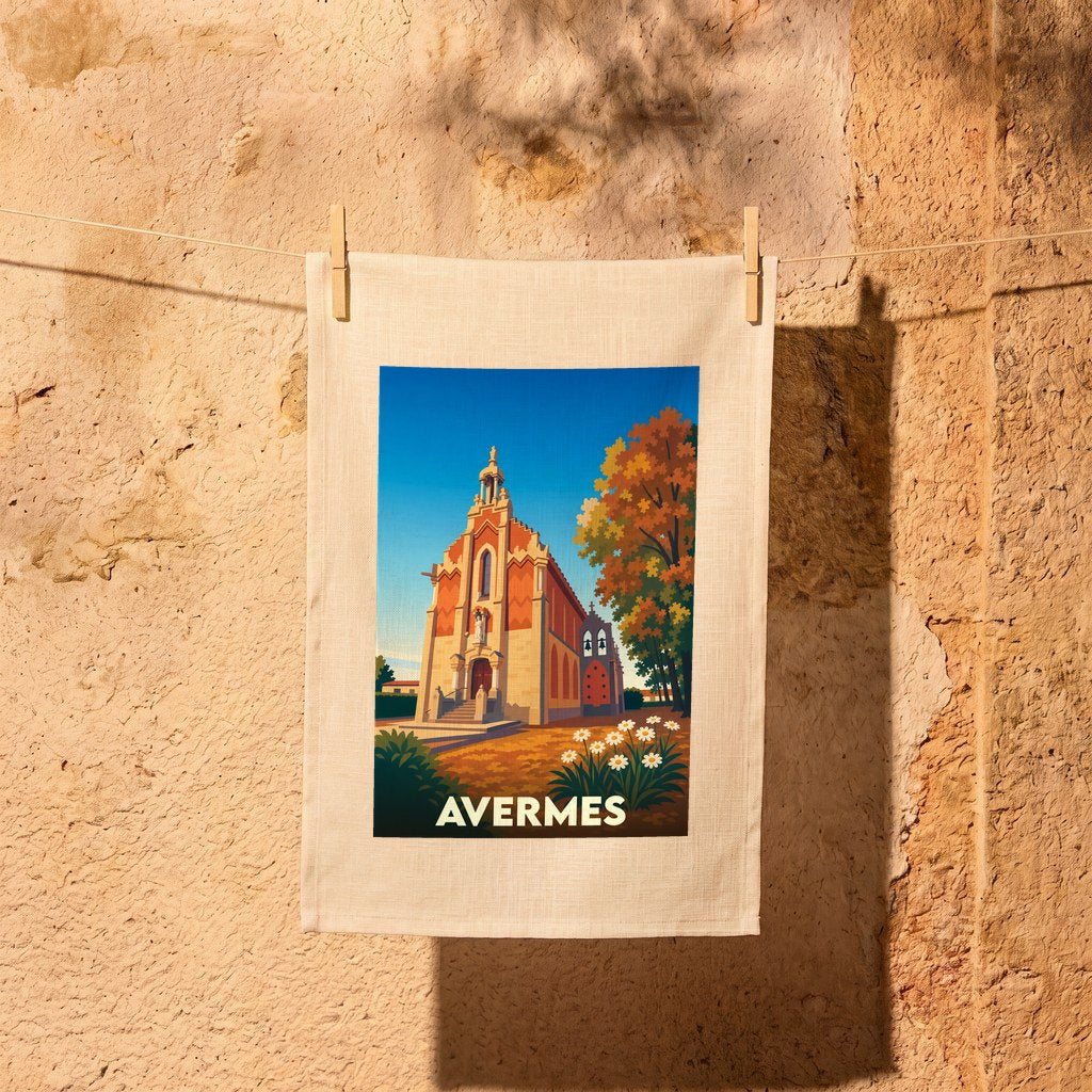 Torchon souvenir de la ville d'Avermes avec une illustration stylisée d'une église sous un ciel bleu.