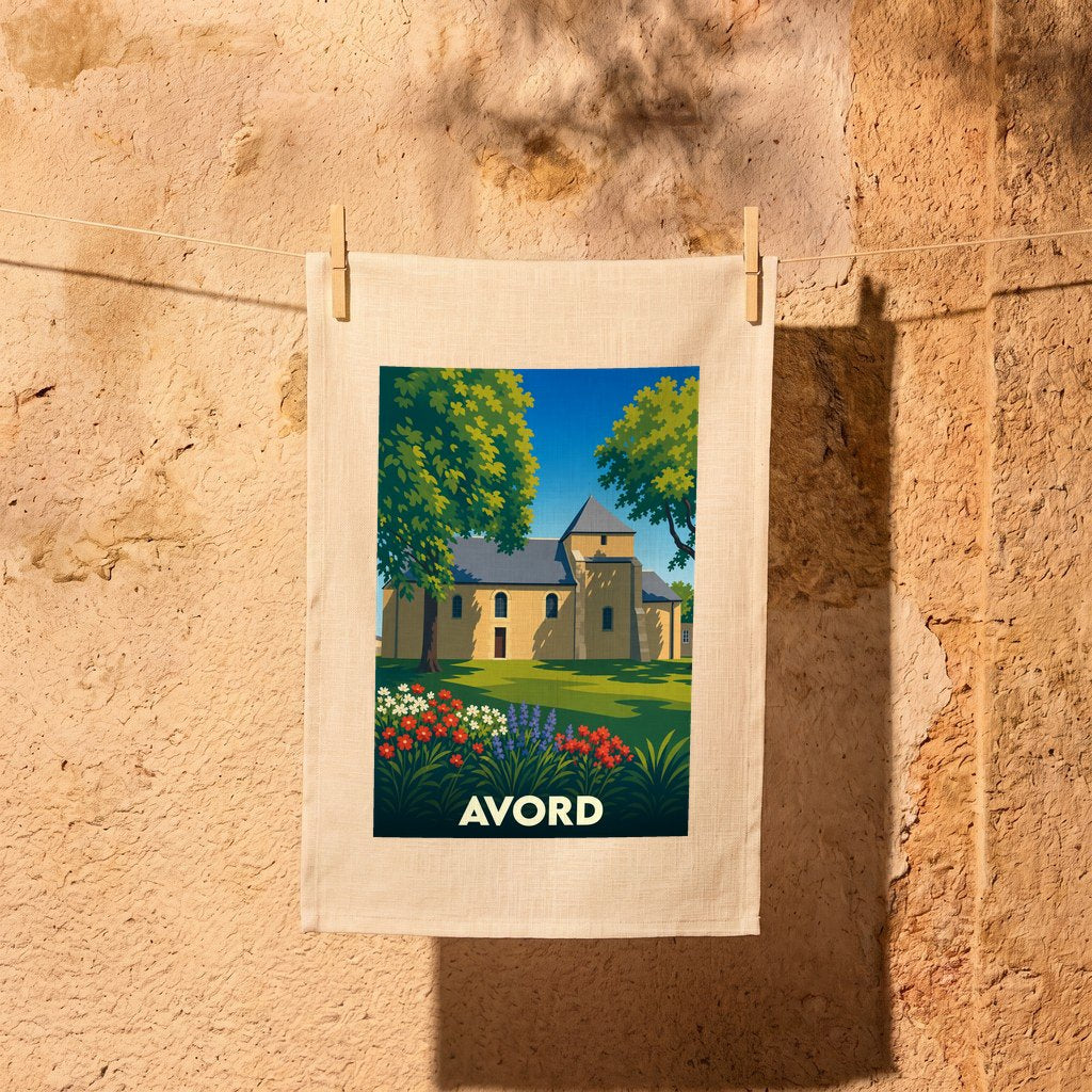 Torchon souvenir de la ville d'Avord avec une illustration stylisée de son église et de son paysage verdoyant.