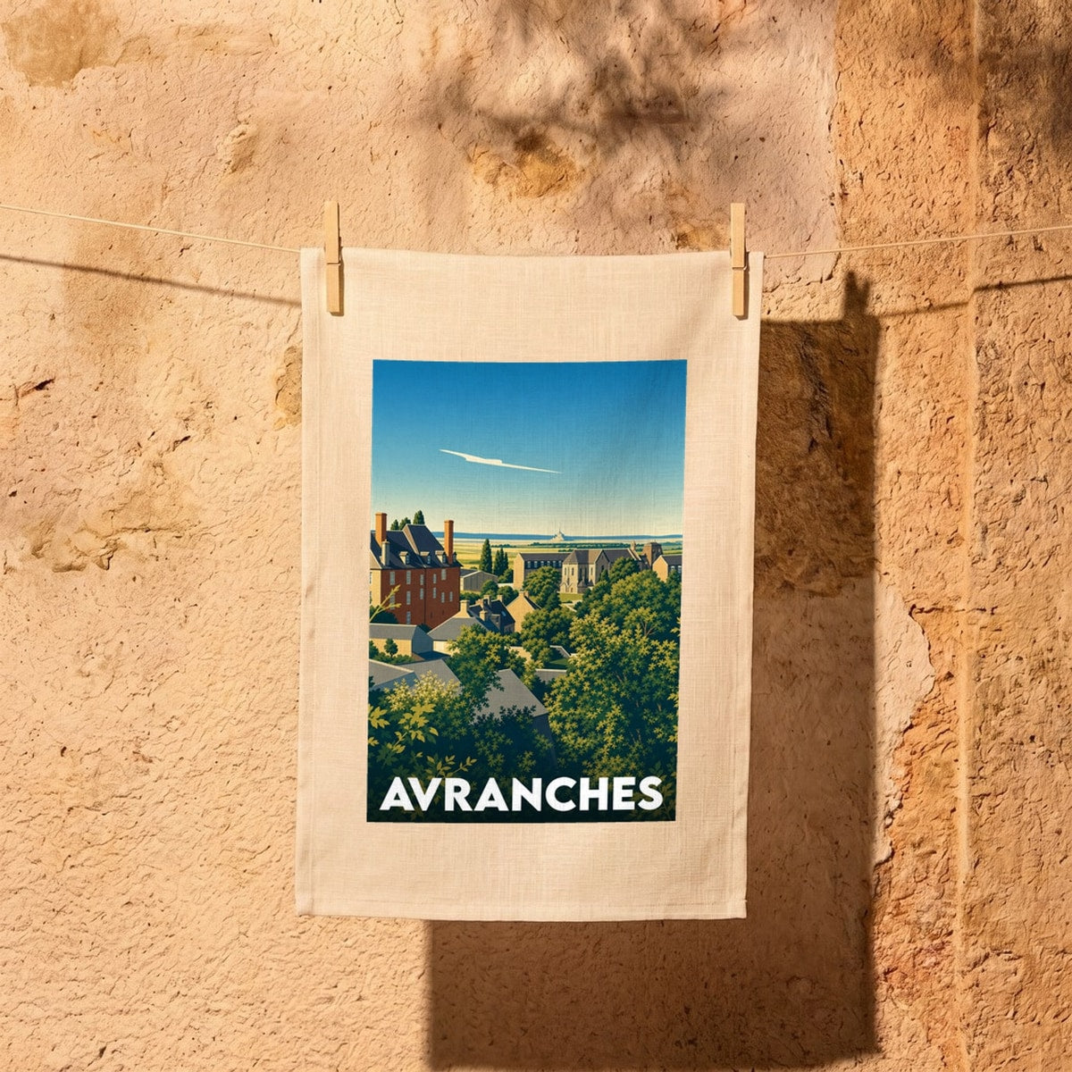 Torchon souvenir de la ville d'Avranches avec une illustration stylisée de son paysage urbain.