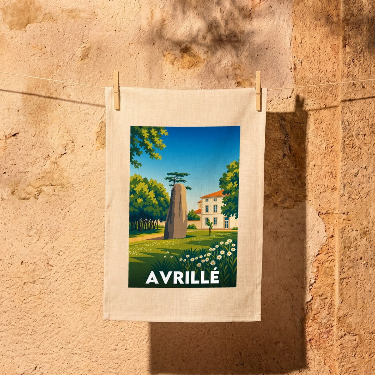Torchon souvenir de la ville d'Avrillé avec une illustration stylisée d'un paysage local.
