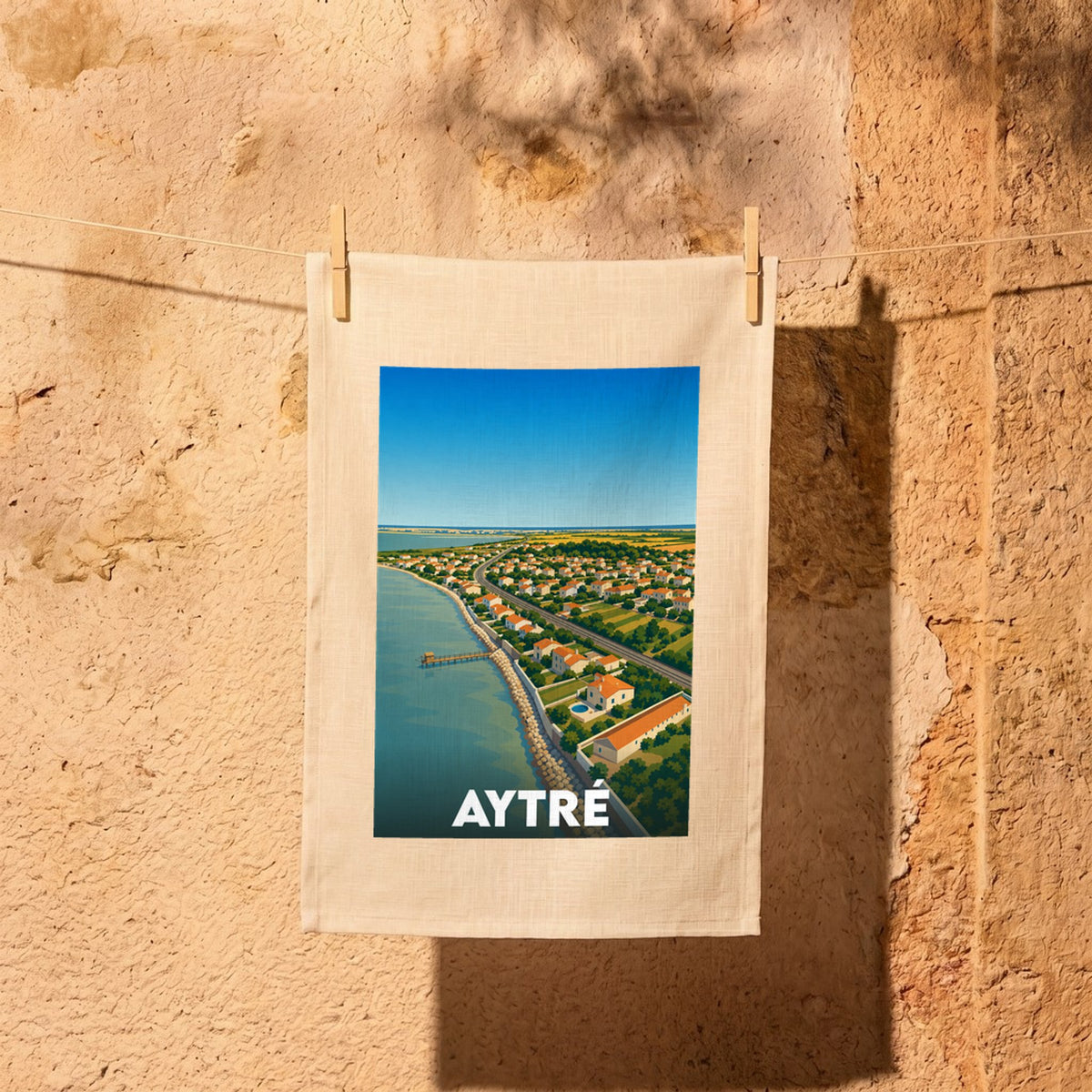 Torchon souvenir de la ville d'Aytré orné d'une illustration stylisée de son littoral et de ses habitations.