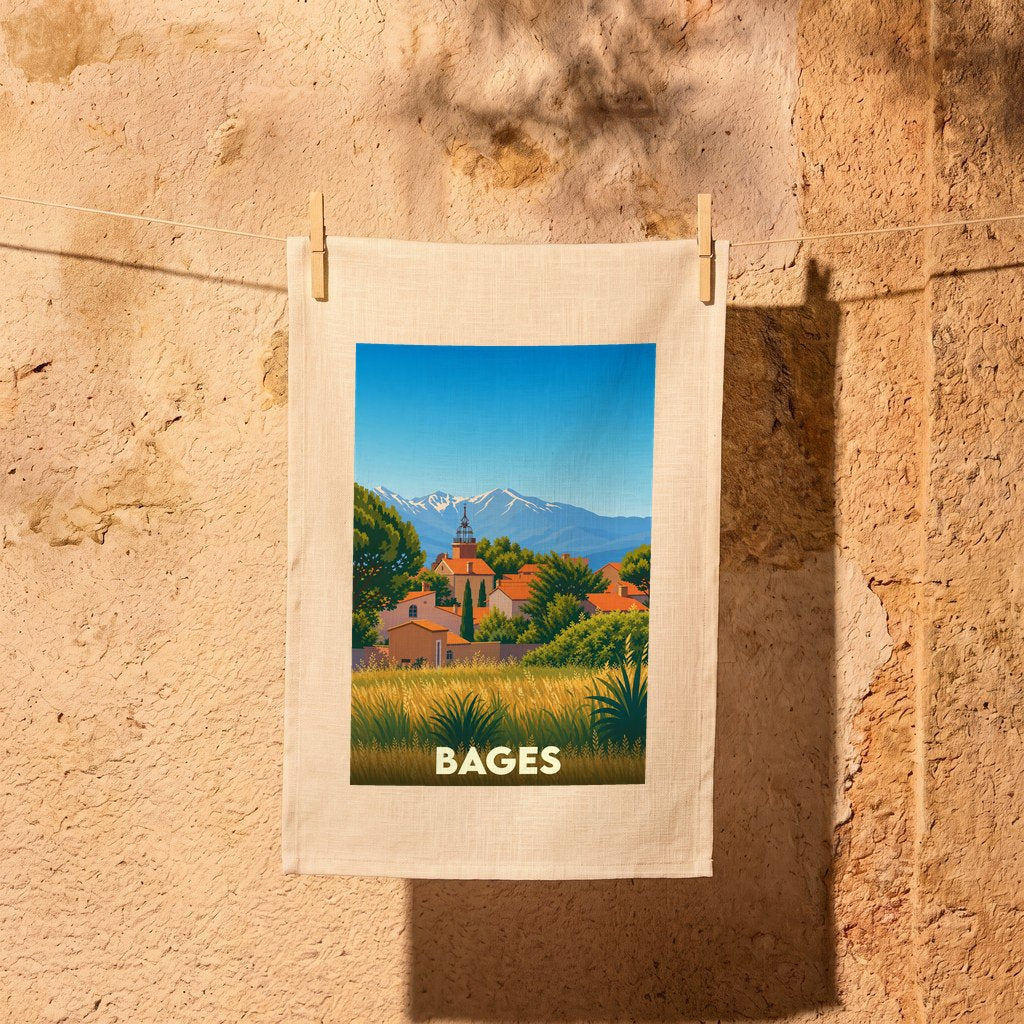 Torchon souvenir de la ville de Bages illustré d'un paysage provençal stylisé.
