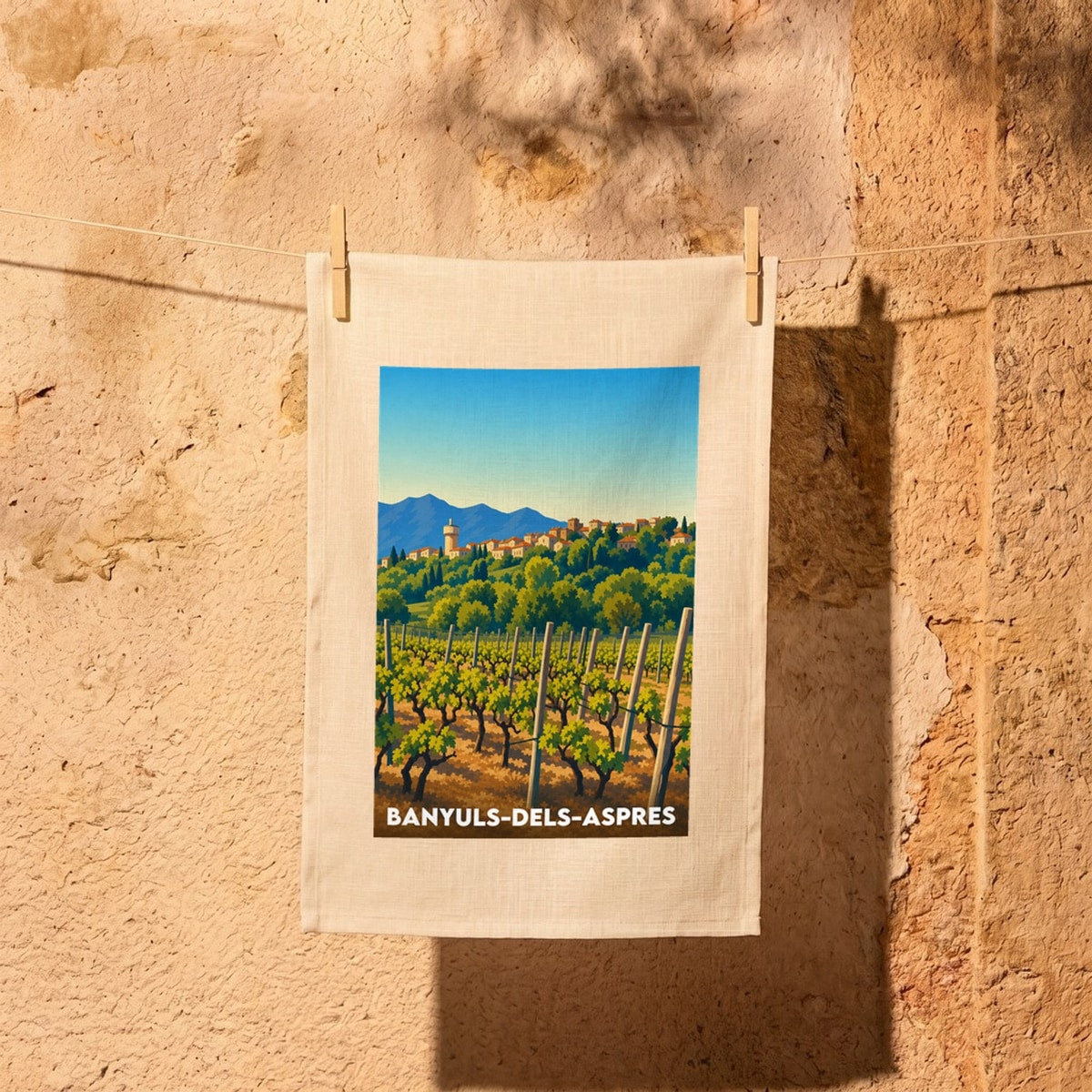 Torchon souvenir de Banyuls-dels-Aspres avec une illustration stylisée de ses vignobles et de son village.