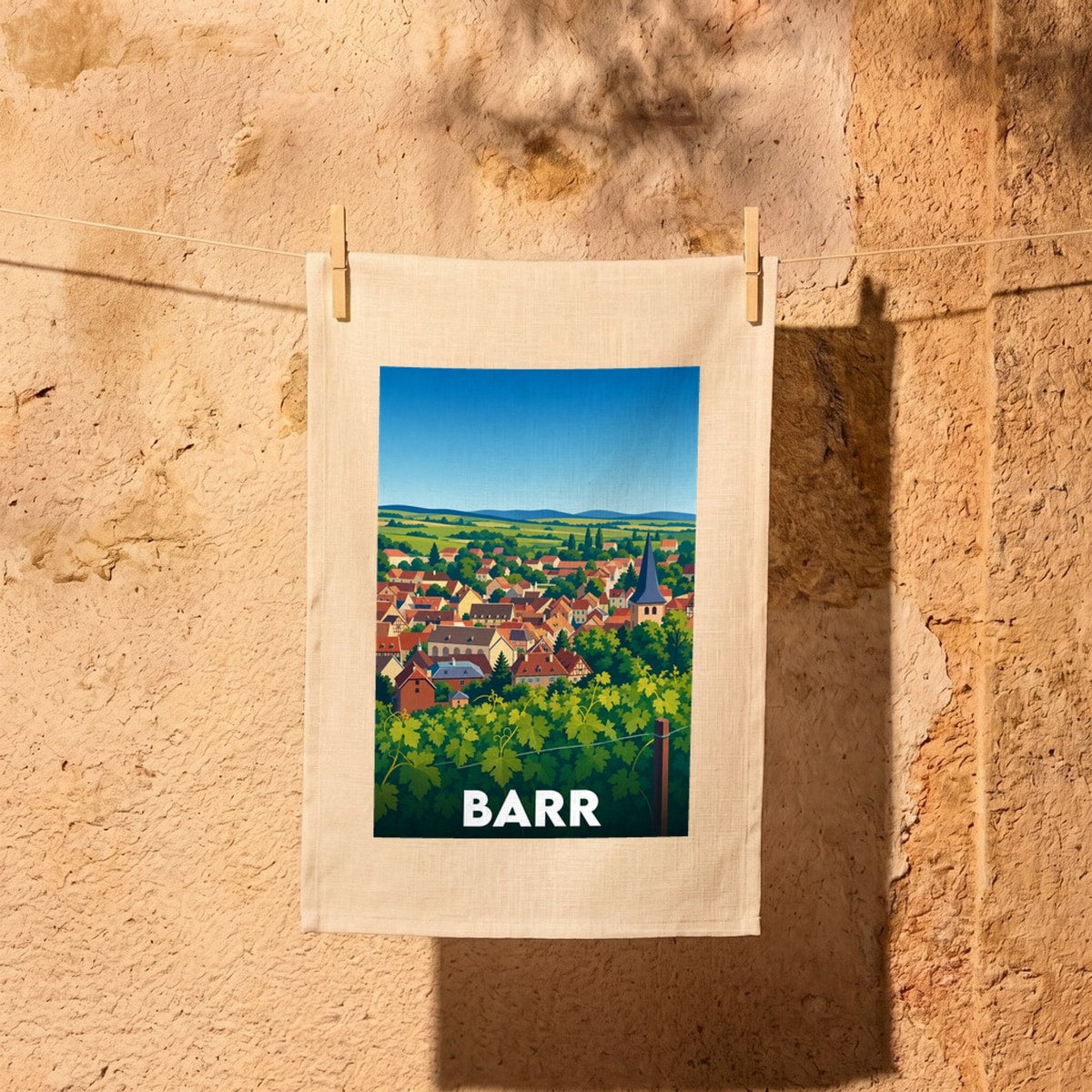 Torchon souvenir de la ville de Barr avec une illustration stylisée de ses toits et de son église.