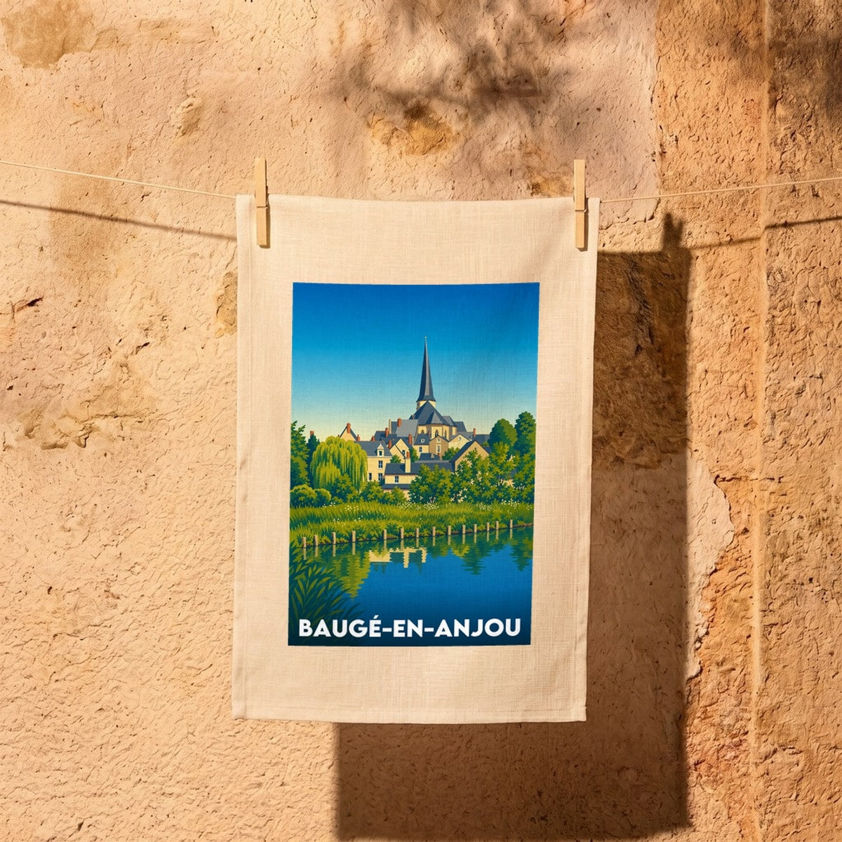 Torchon souvenir de la ville de Baugé-en-Anjou avec une illustration stylisée de son paysage urbain.