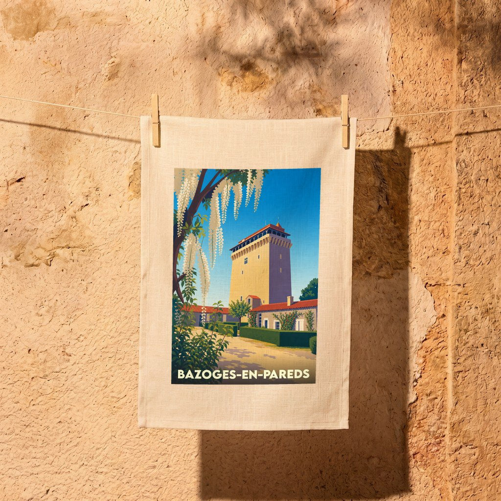 Torchon souvenir de la ville de Bazoges-en-Pareds avec une illustration stylisée de son donjon et de son jardin.