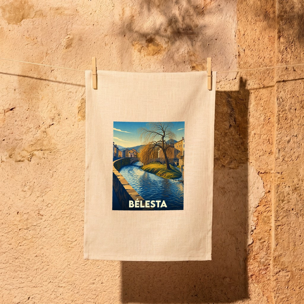 Torchon souvenir de la ville de Bélesta avec une illustration stylisée d'un cours d'eau et de son pont.