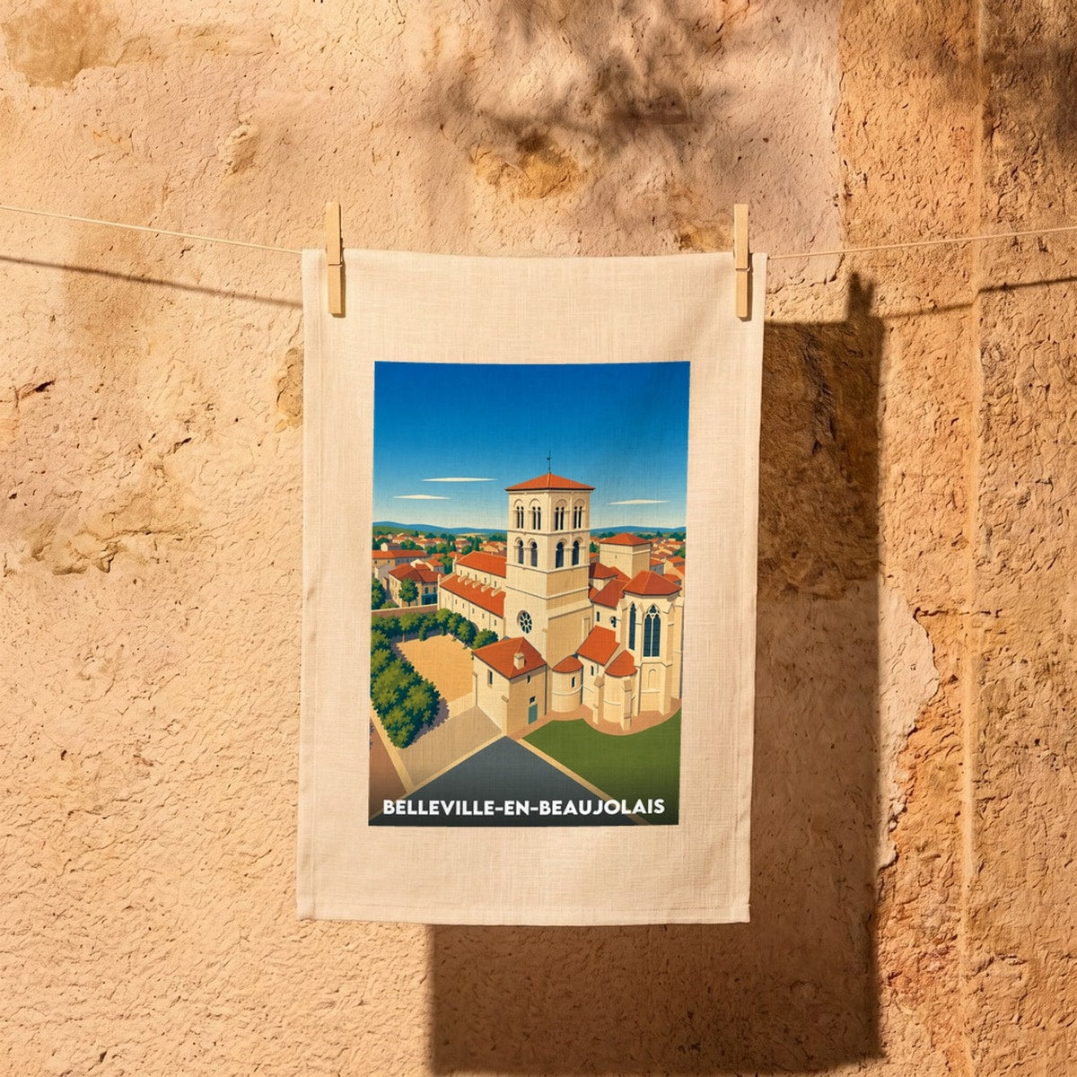 Torchon souvenir de la ville de Belleville-en-Beaujolais avec une illustration stylisée.