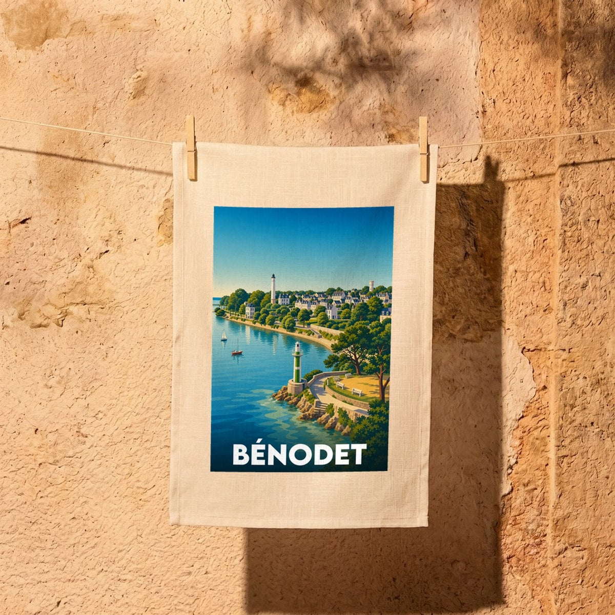 Torchon souvenir de la ville de Bénodet avec une illustration stylisée.